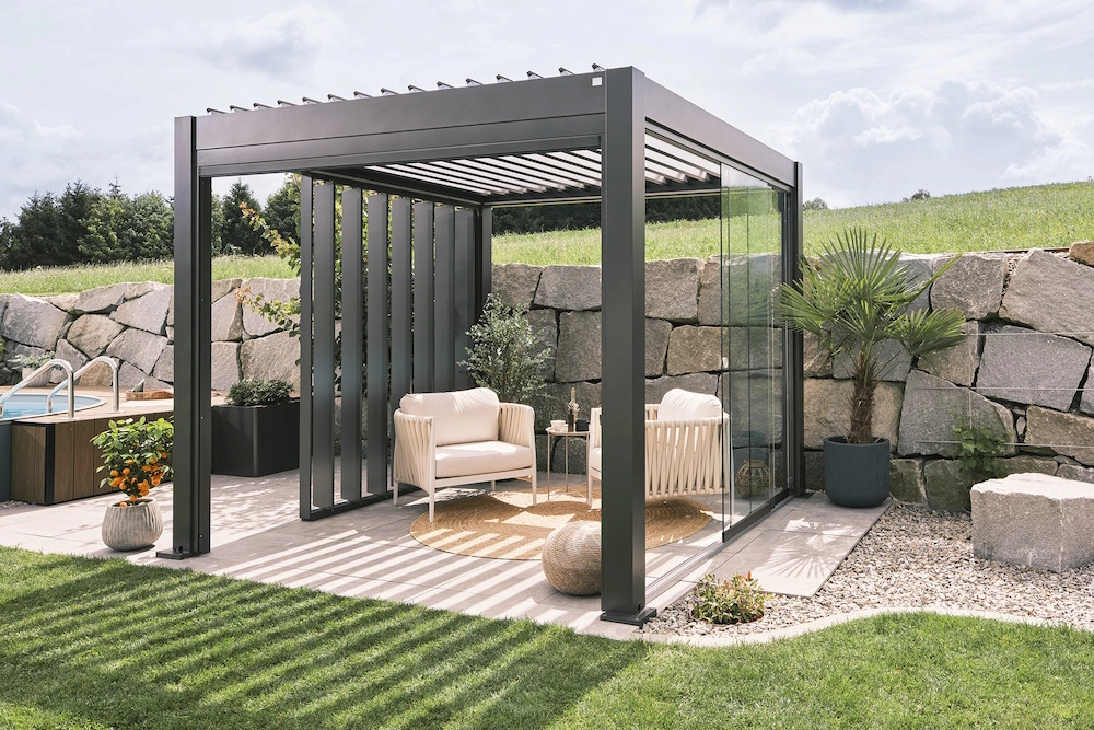 Eine Biohort Pergola steht in einem Garten